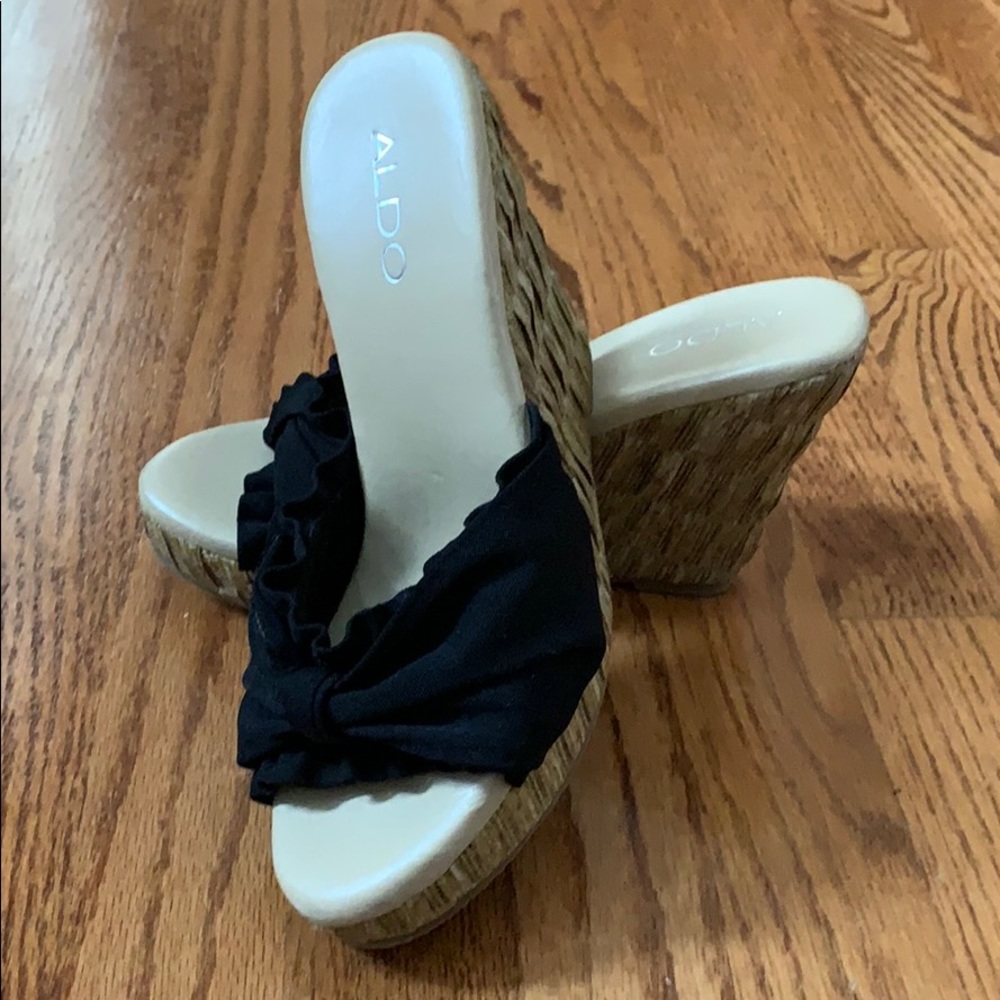 Also platform sandals